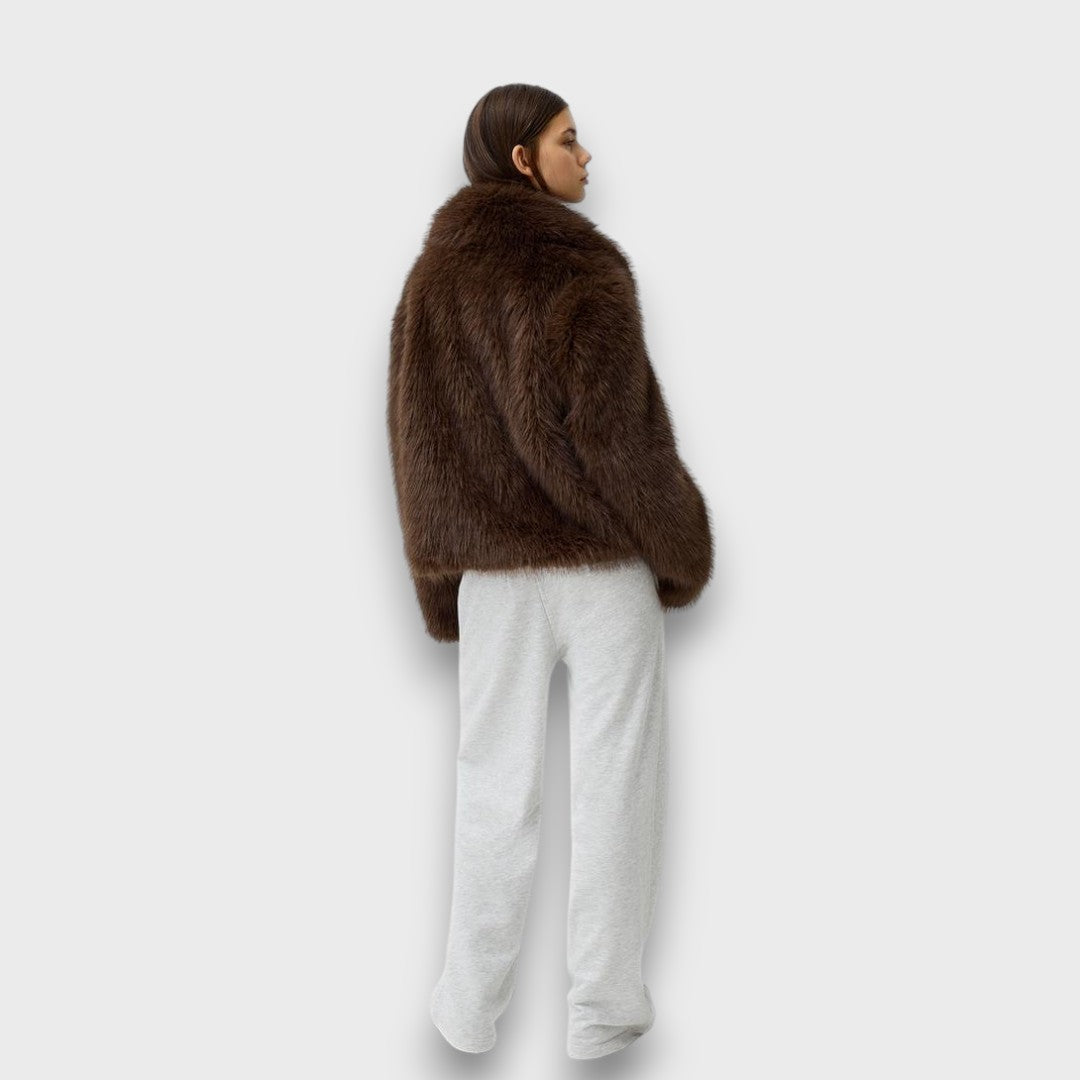 Illia – Kurzes Kunstfell mit Oversize-Kragen Emma Fioretti