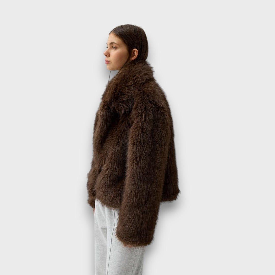 Illia – Kurzes Kunstfell mit Oversize-Kragen Emma Fioretti