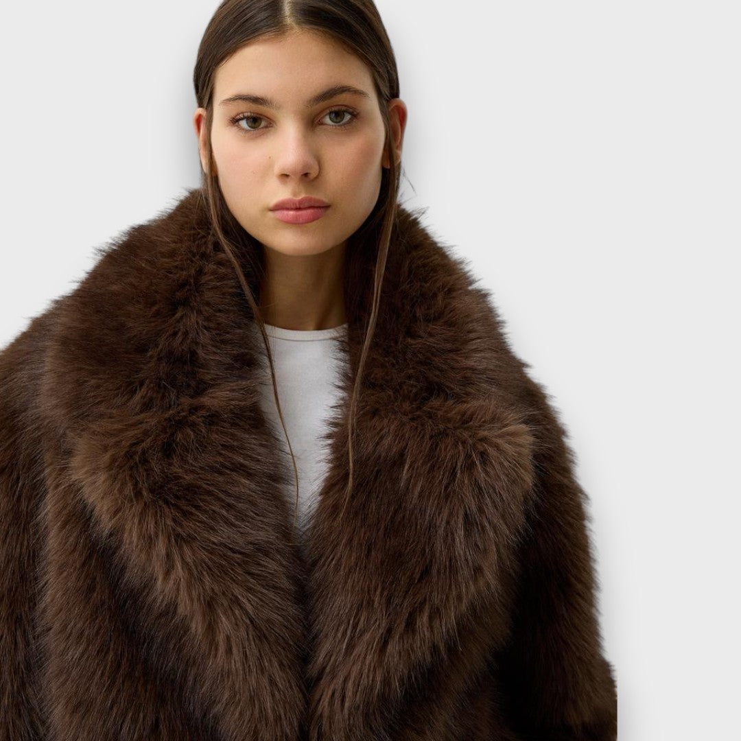 Illia – Kurzes Kunstfell mit Oversize-Kragen Emma Fioretti