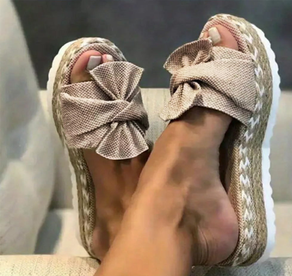Seina – Bequeme Sandalen mit Schleifendetail