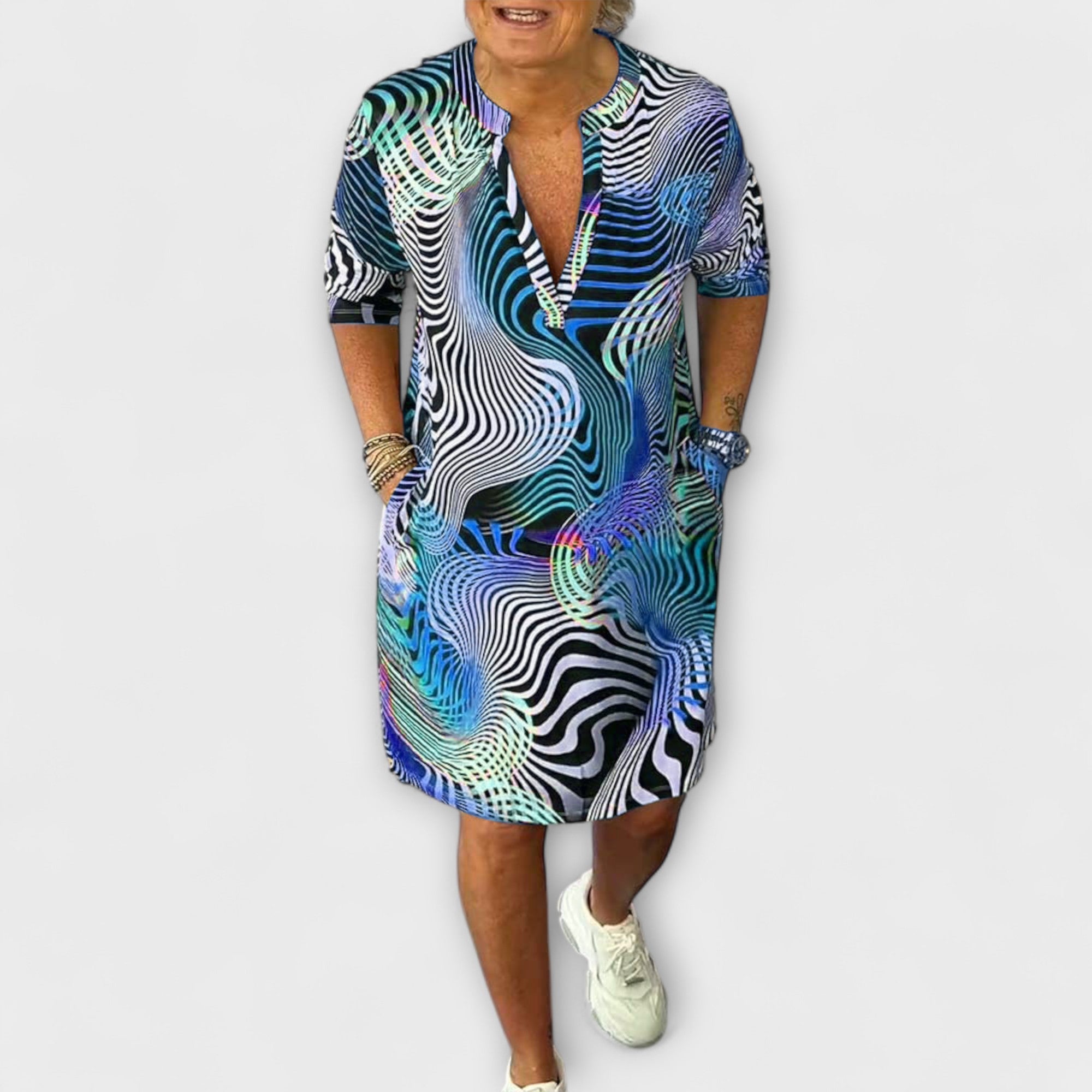 Ravea – Farbintensives Freizeitkleid mit Retro-Flair