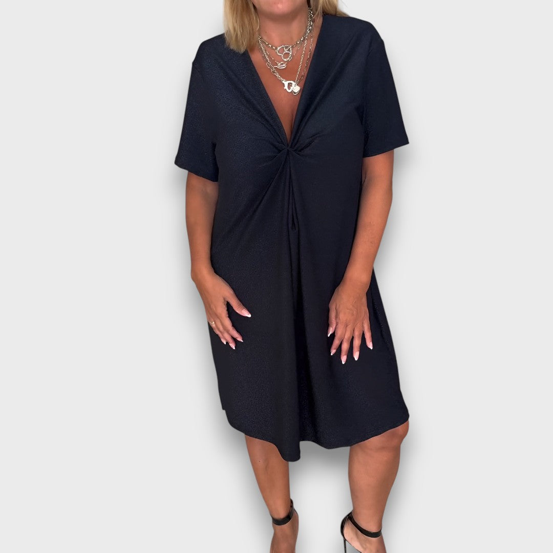 Aurela – Faltenkleid mit Twist-Detail