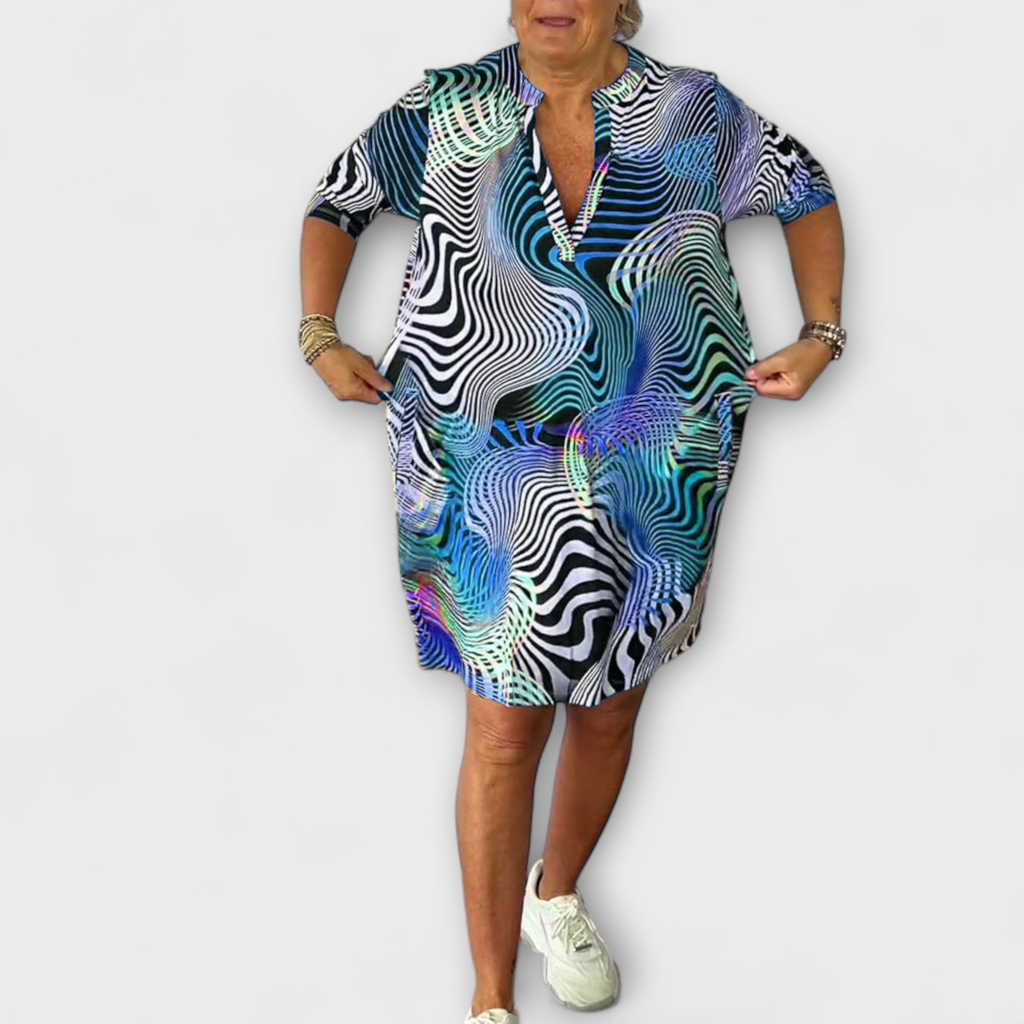 Ravea – Farbintensives Freizeitkleid mit Retro-Flair