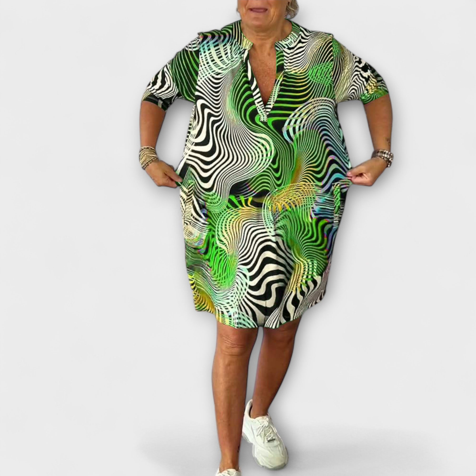Ravea – Farbintensives Freizeitkleid mit Retro-Flair