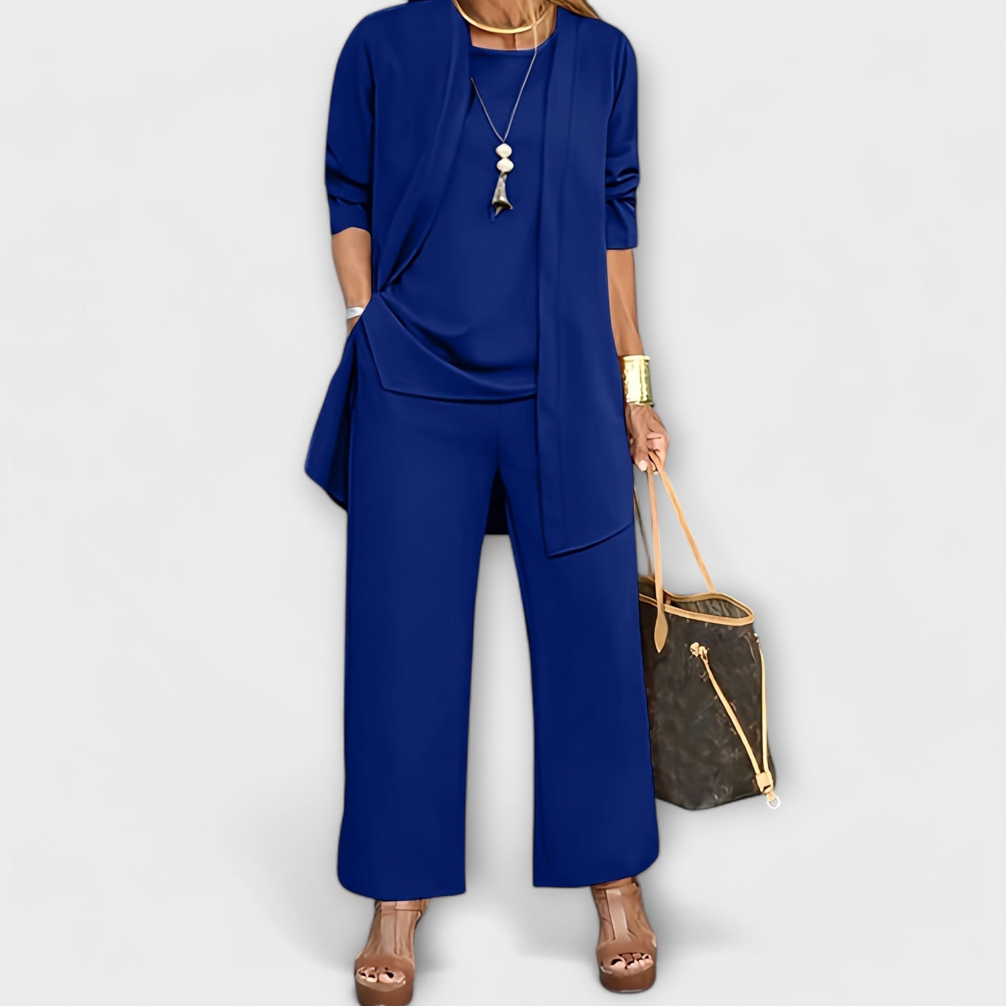 Lora – Dreiteiliger Set-Look mit weicher Strickjacke