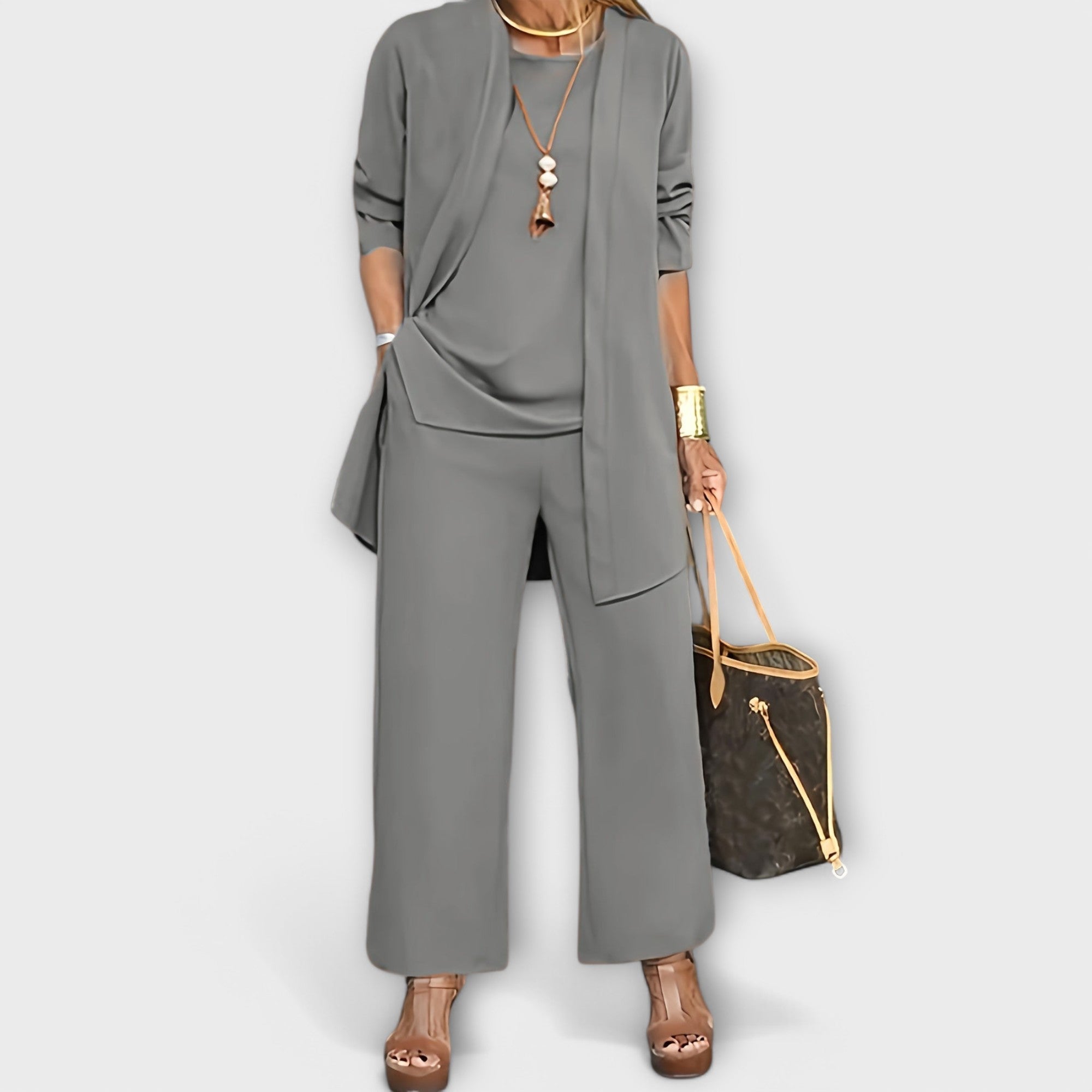 Lora – Dreiteiliger Set-Look mit weicher Strickjacke