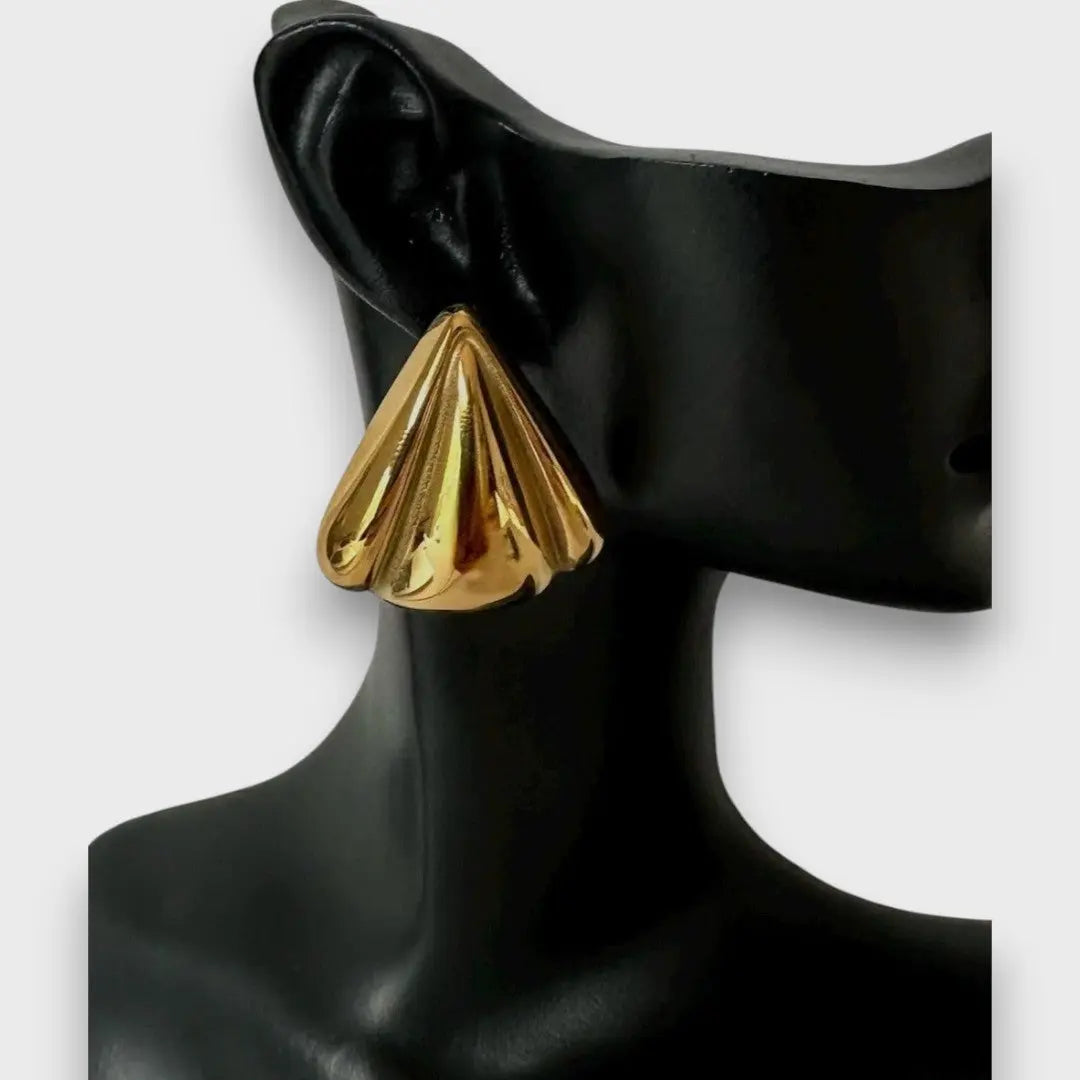 Nuna – Goldene Ohrstecker mit Skulptur-Charakter - Emma Fioretti