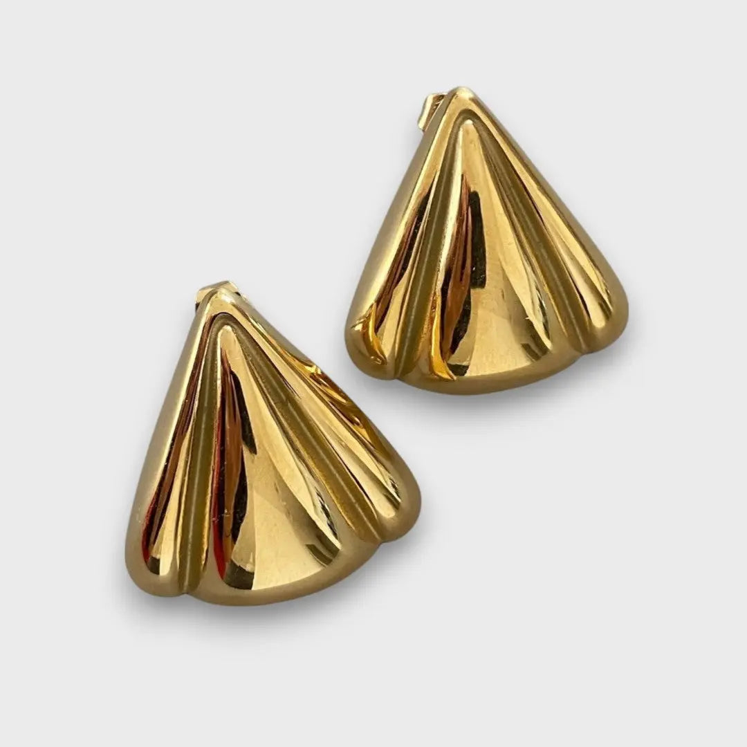 Nuna – Goldene Ohrstecker mit Skulptur-Charakter - Emma Fioretti