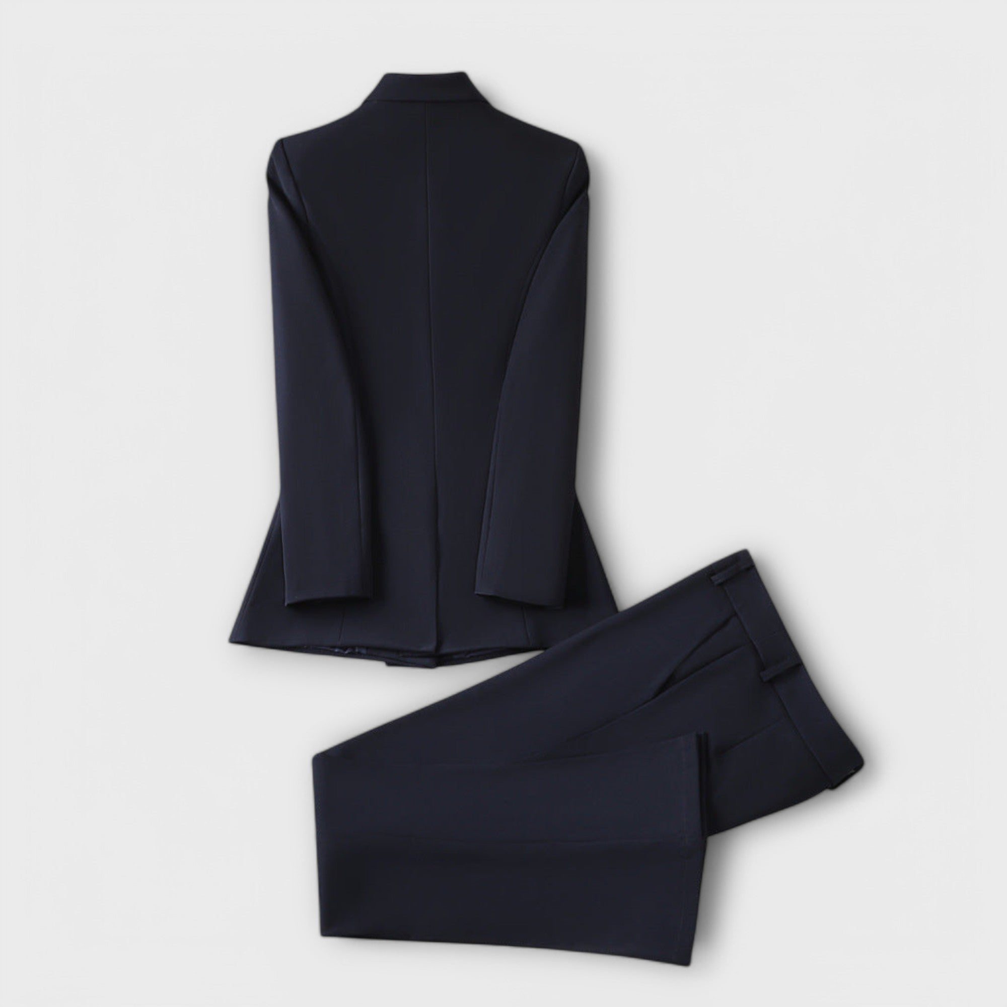 Celinair – Weißer Tailor-Anzug mit Goldknöpfen