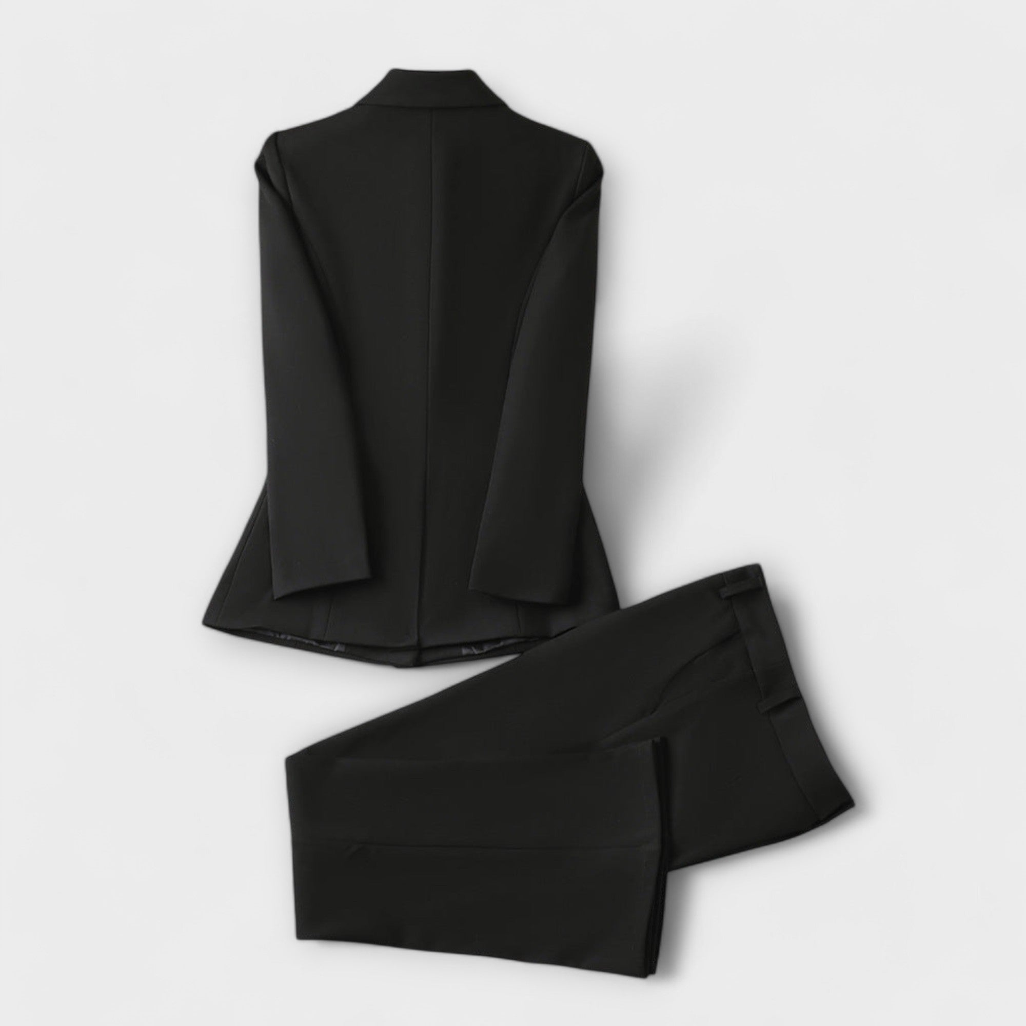 Celinair – Weißer Tailor-Anzug mit Goldknöpfen
