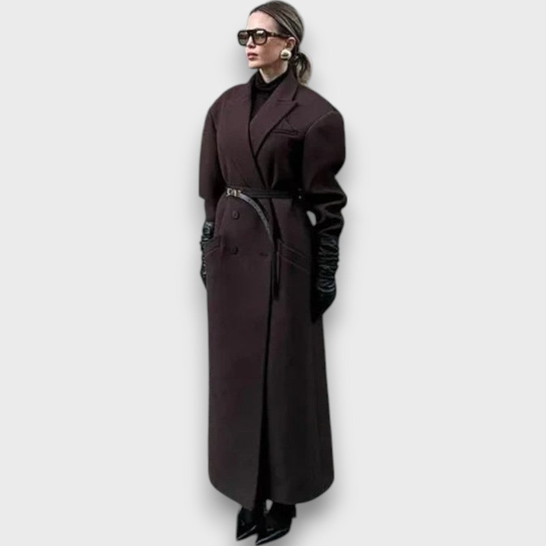 Oslaine – Maximalistischer Wollmantel mit maskuliner Silhouette