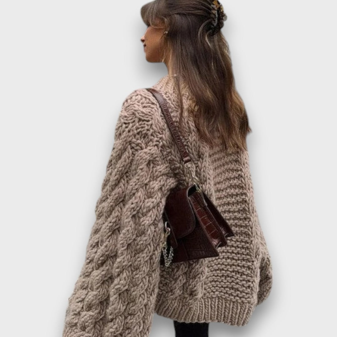 Knita – Grobstrickpullover mit Zopfmuster