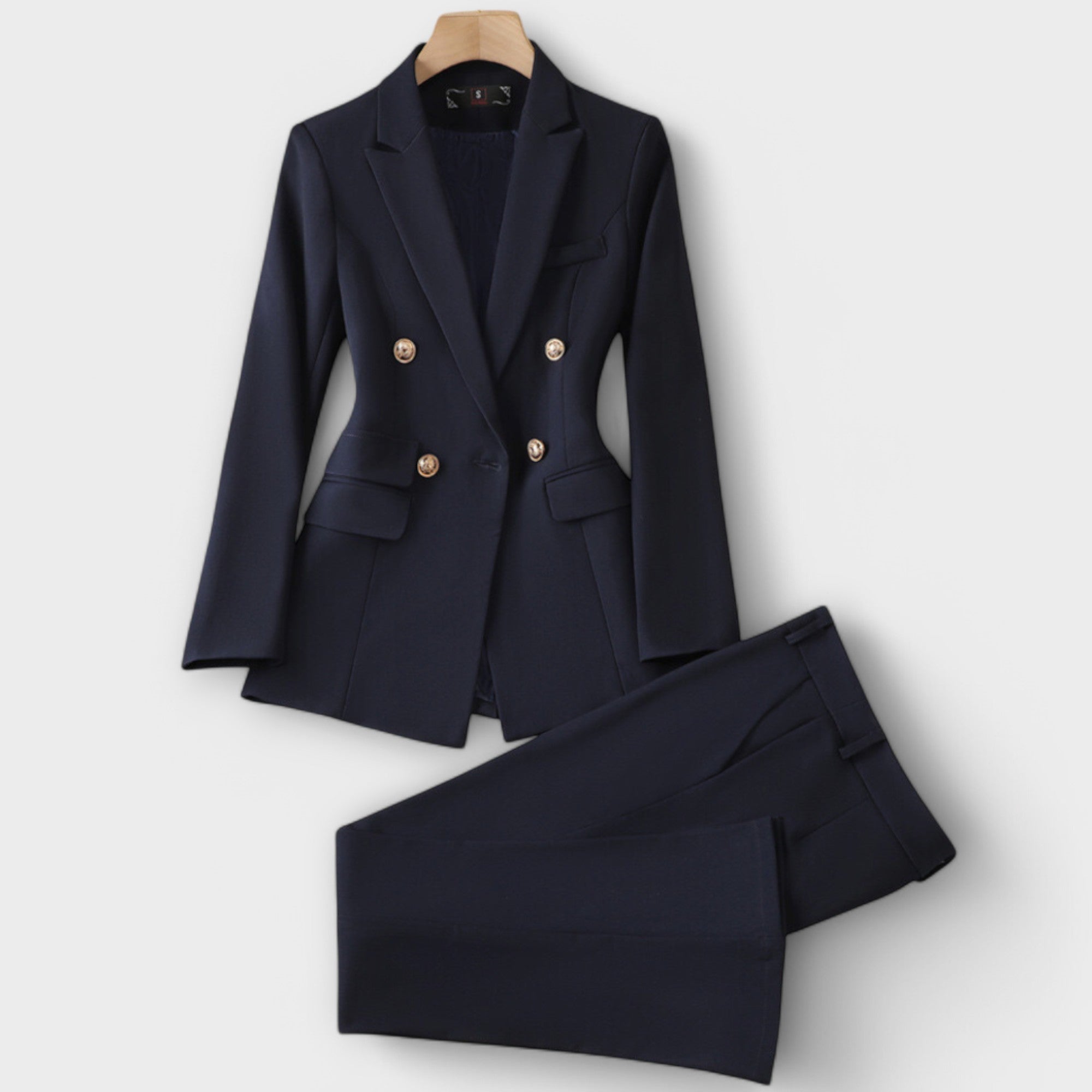 Celinair – Weißer Tailor-Anzug mit Goldknöpfen