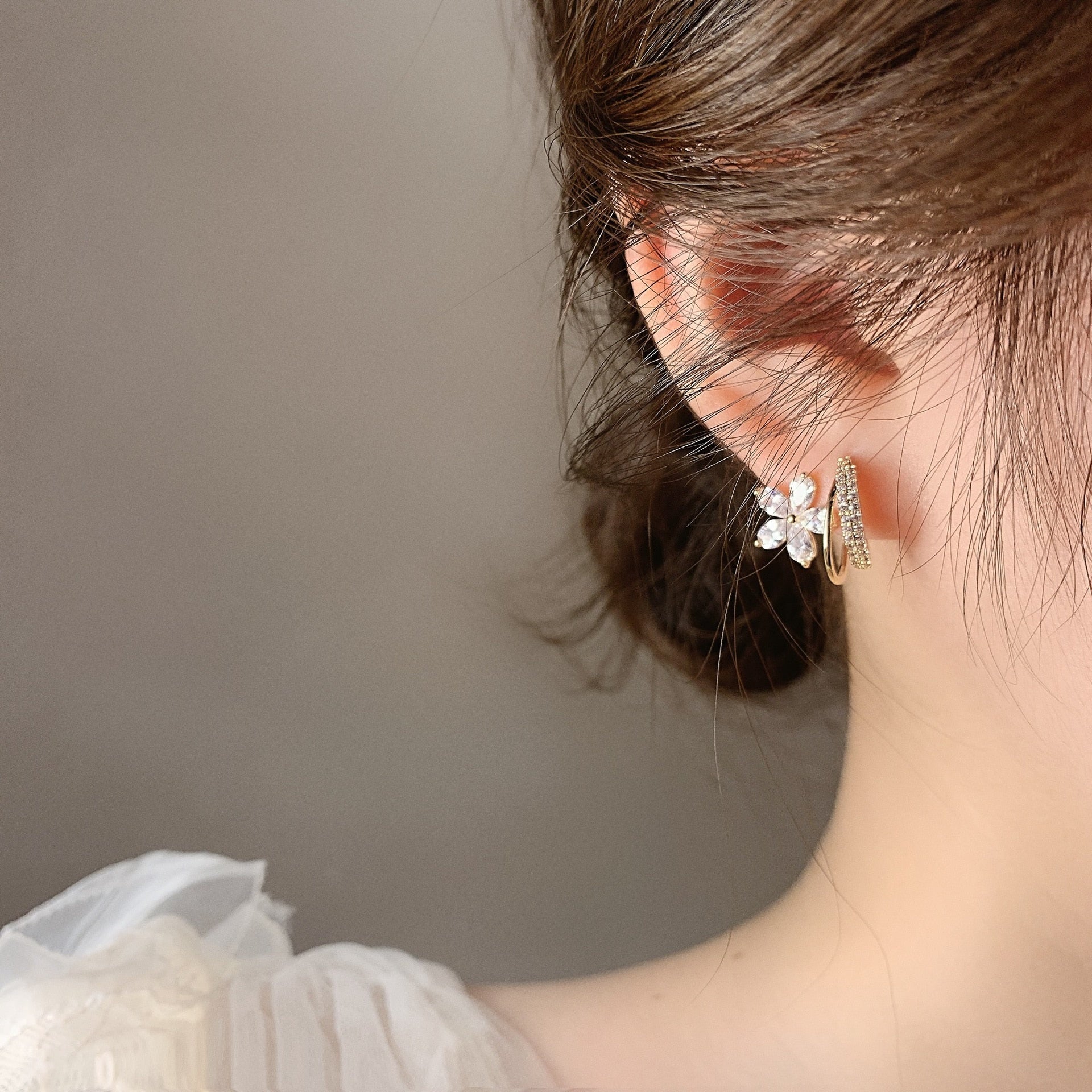 Florelle – Florale Ohrringe mit funkelndem Detail