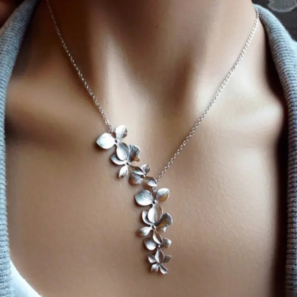 Solenn – Florale Halskette in Antik-Silber