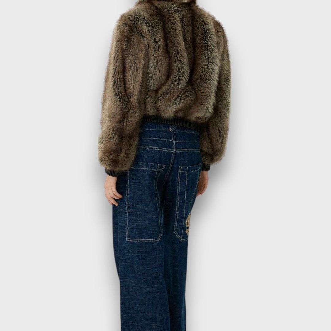 Amelia – Kurzjacke aus Faux Fur mit urbanem Chic