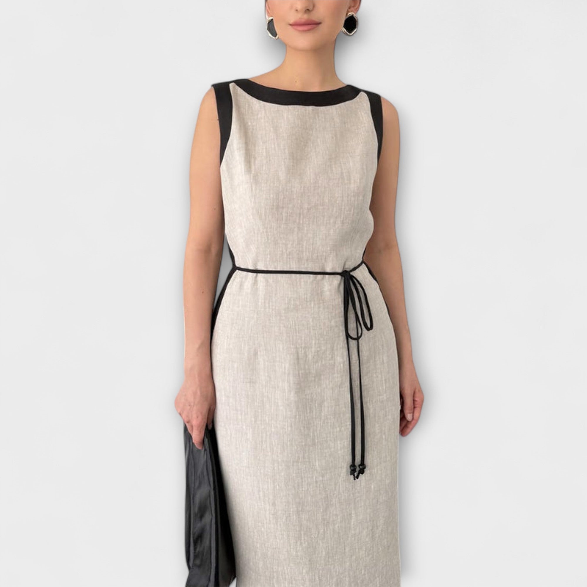 Avinya – Kontrastkleid mit Bindegürtel und klarer Linie