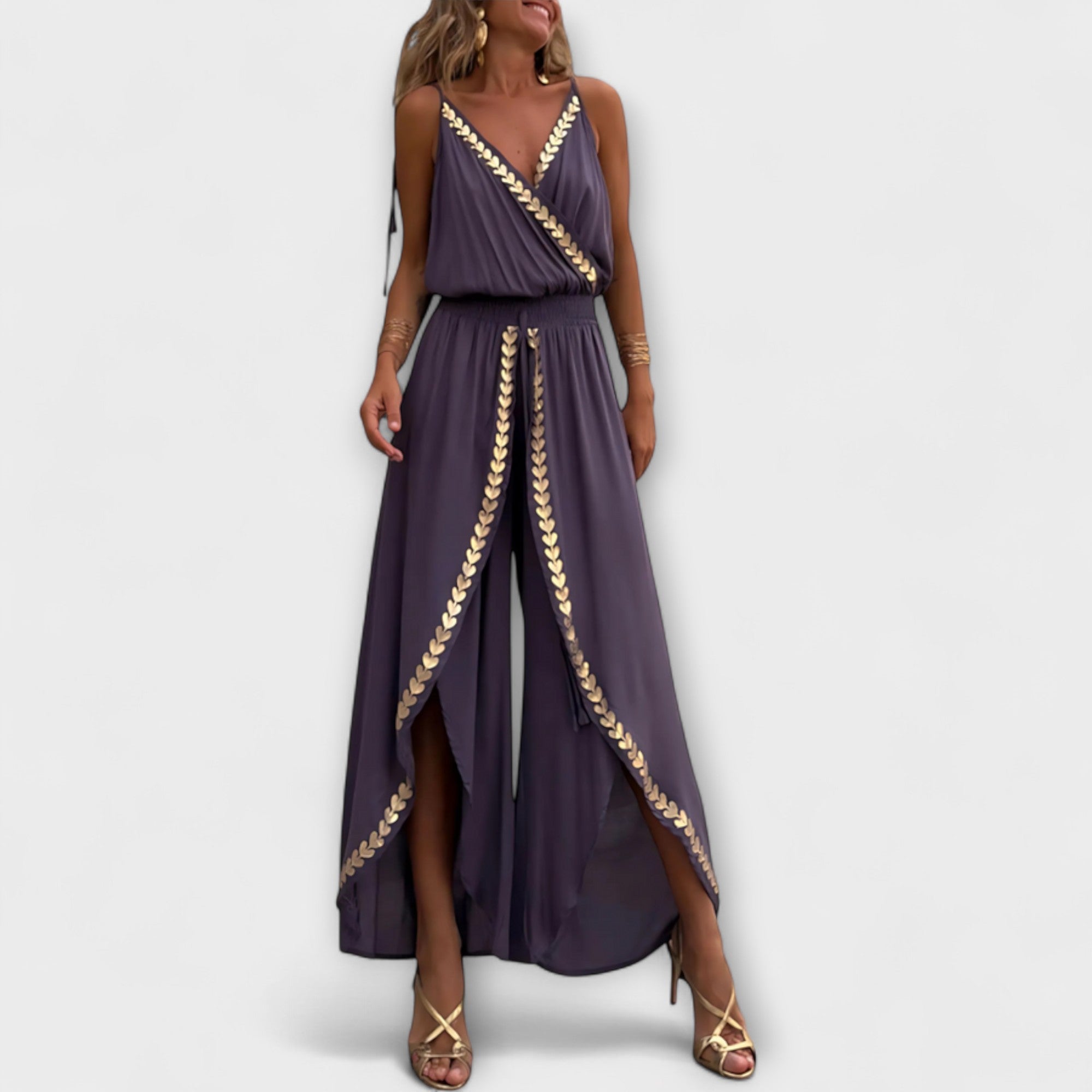 Nerina – Jumpsuit mit goldenen Akzenten und Boho-Flair