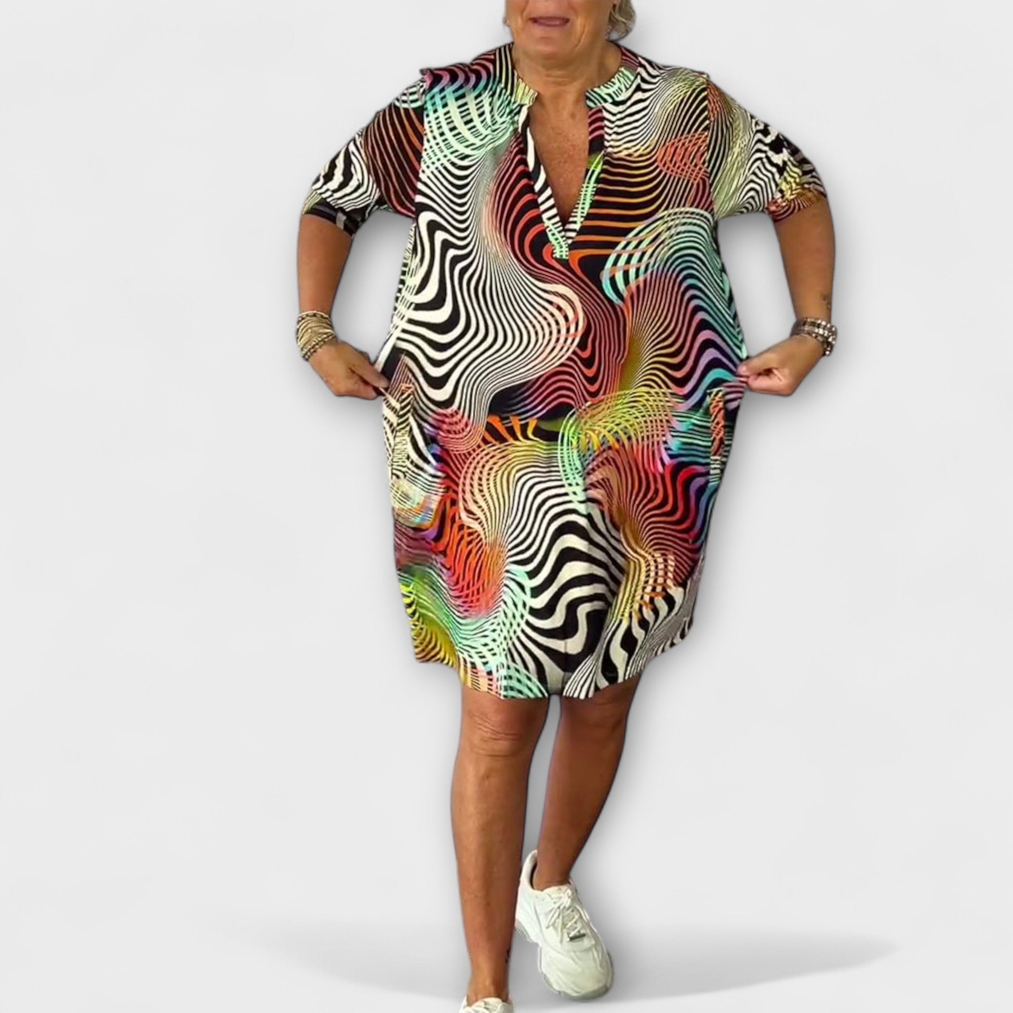 Ravea – Farbintensives Freizeitkleid mit Retro-Flair