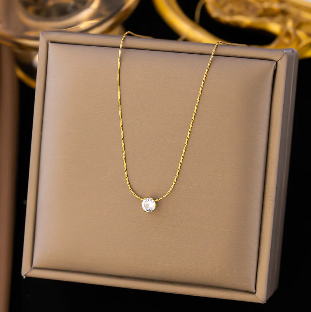 Ceraline – Schimmerndes Collier mit funkelndem Akzent