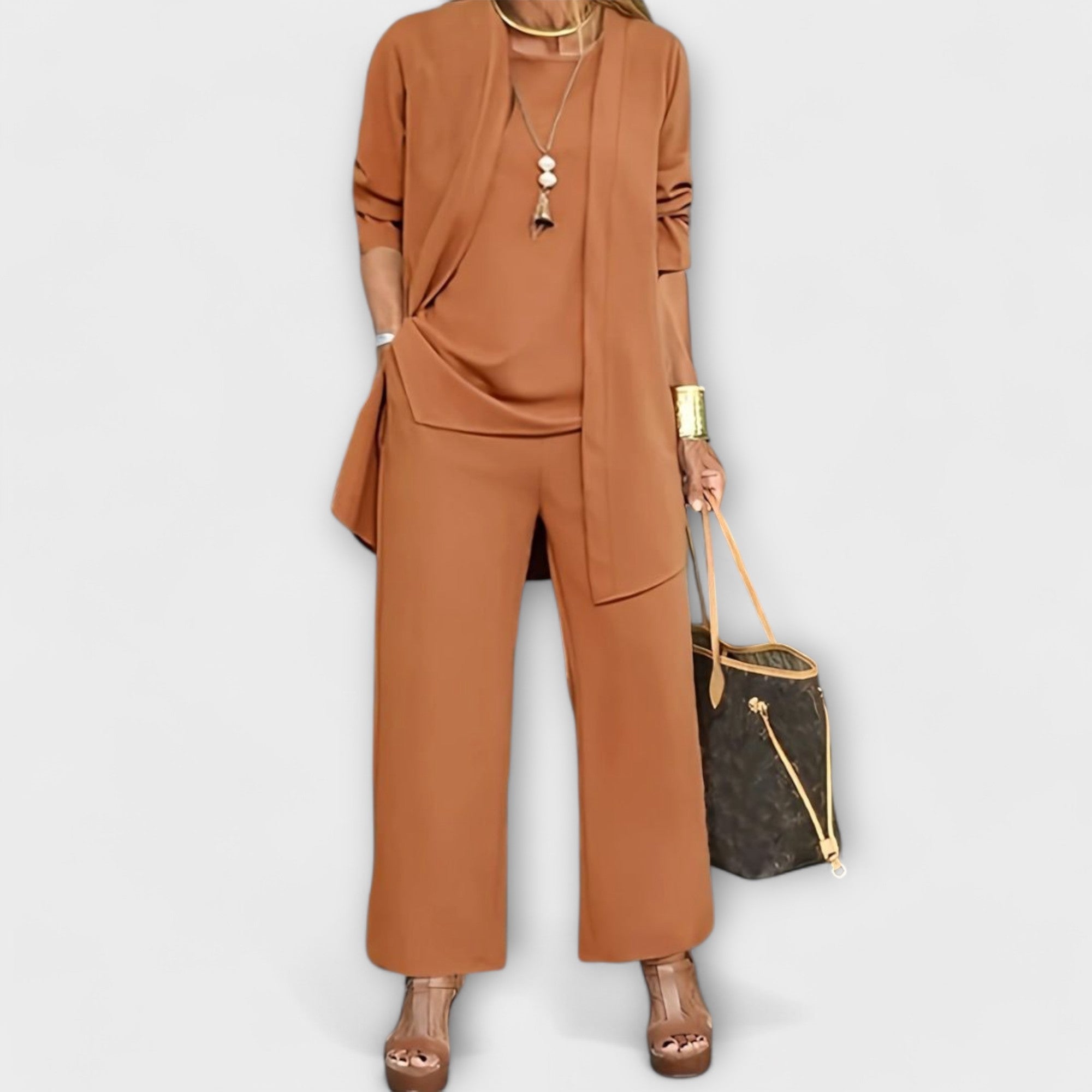Lora – Dreiteiliger Set-Look mit weicher Strickjacke