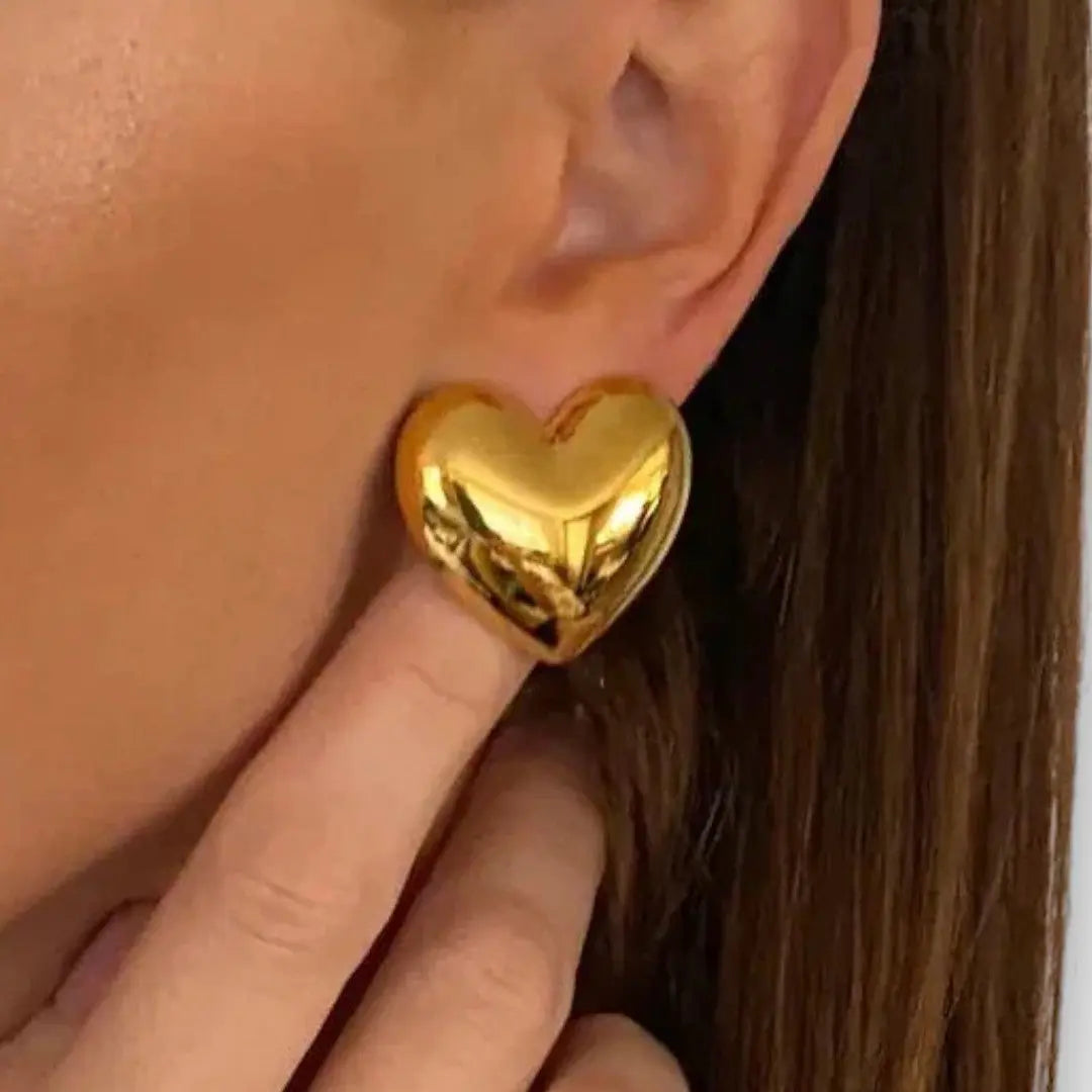 Harpy – Herzförmige Ohrstecker in Gold oder Silber - Emma Fioretti