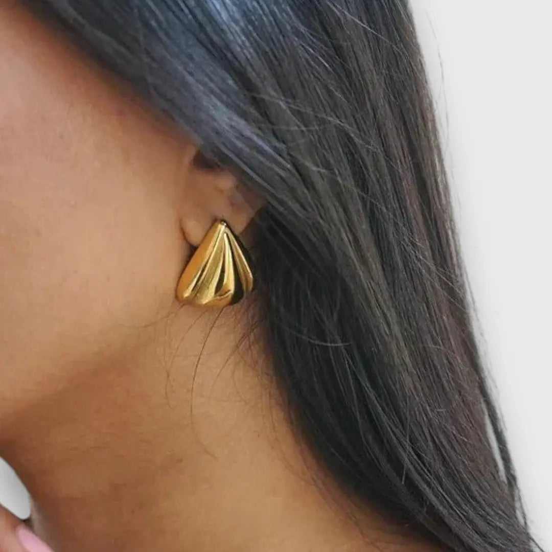 Nuna – Goldene Ohrstecker mit Skulptur-Charakter - Emma Fioretti