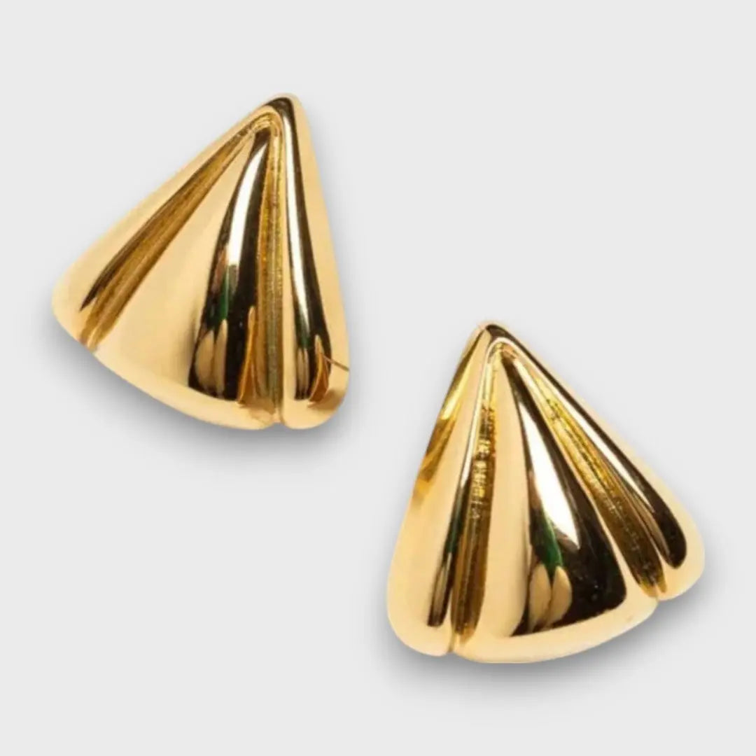 Nuna – Goldene Ohrstecker mit Skulptur-Charakter - Emma Fioretti