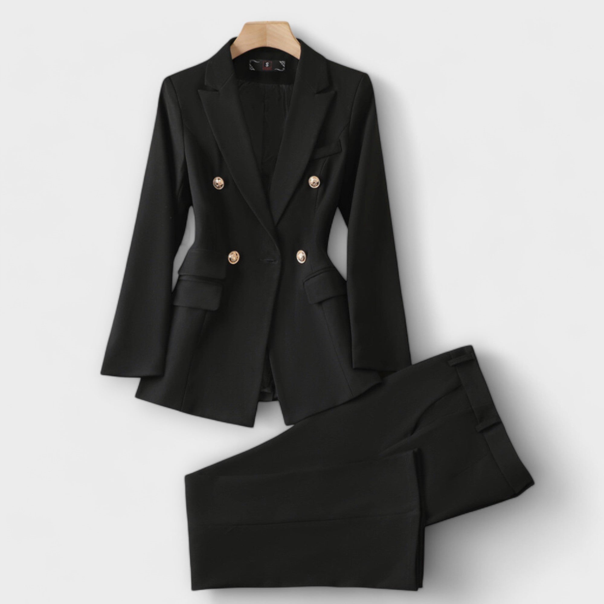 Celinair – Weißer Tailor-Anzug mit Goldknöpfen