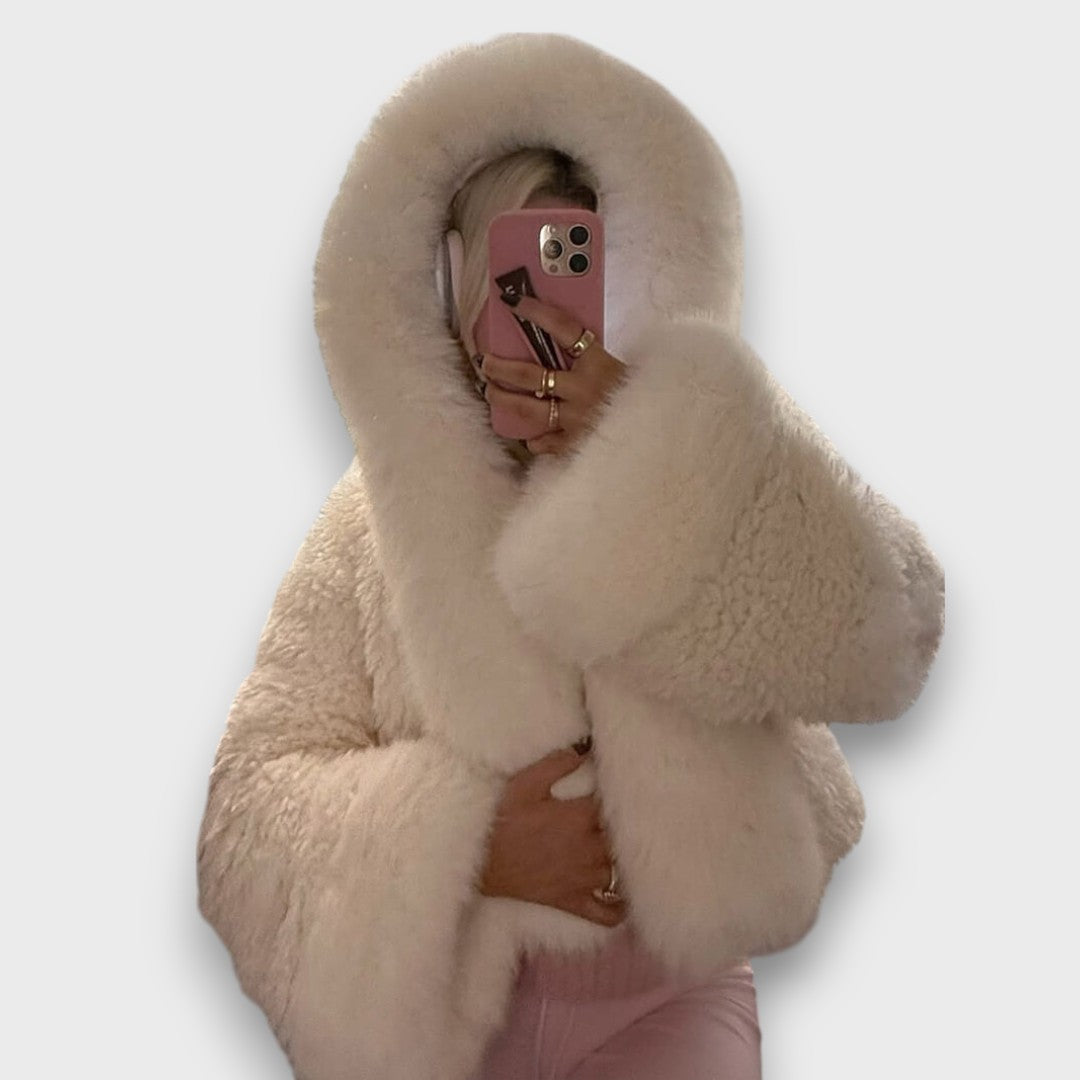 Noeline – Kurzjacke aus Kunstfell mit Kapuze