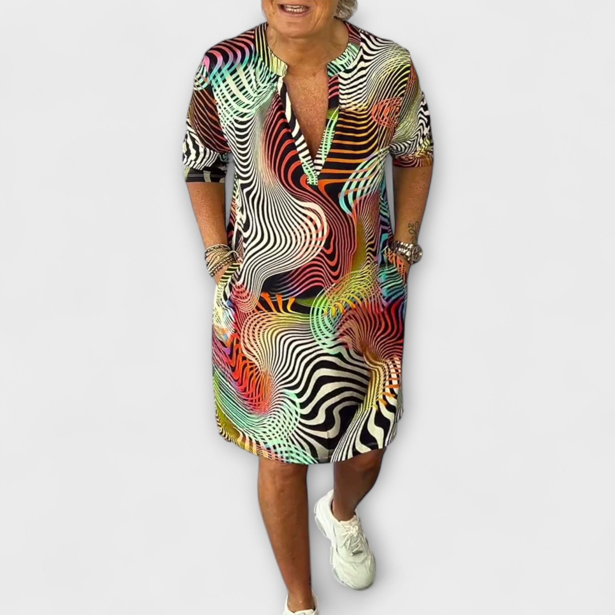 Ravea – Farbintensives Freizeitkleid mit Retro-Flair