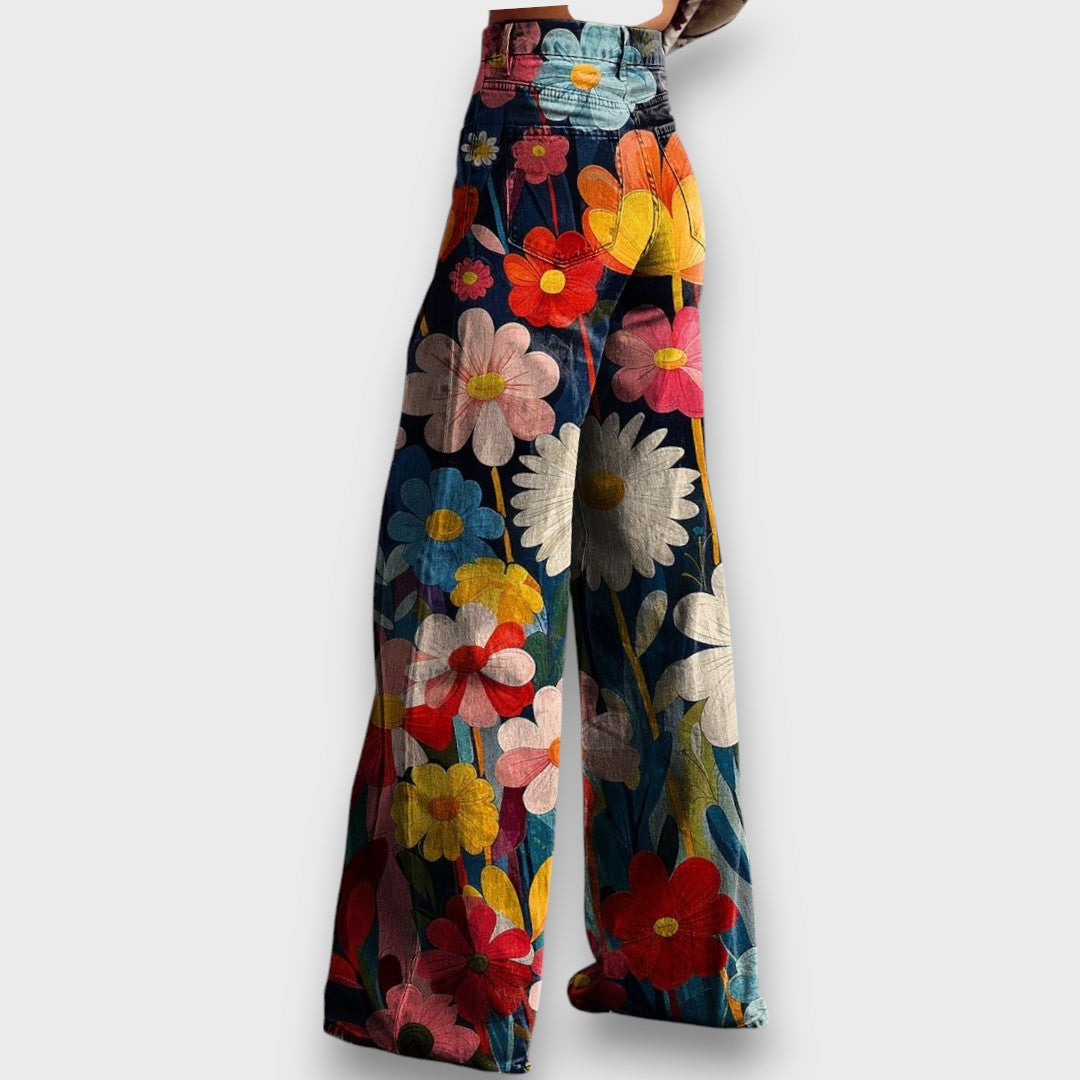 Talira – Weit geschnittene Hose mit floraler Seele